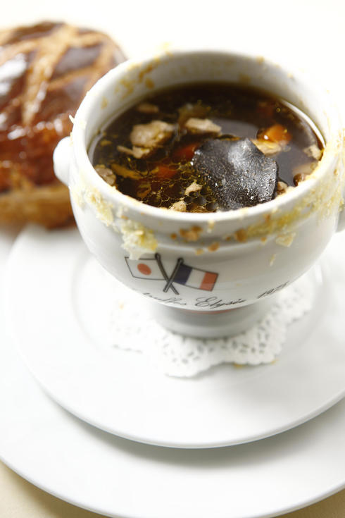 Soupe aux truffes V.G.E. 
(plat créé pour l’Elysée en 1975) 
Black truffle soup 