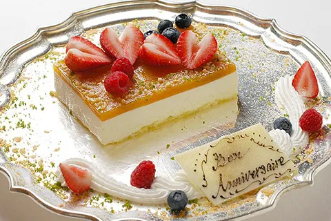 特製の結婚記念日ケーキ