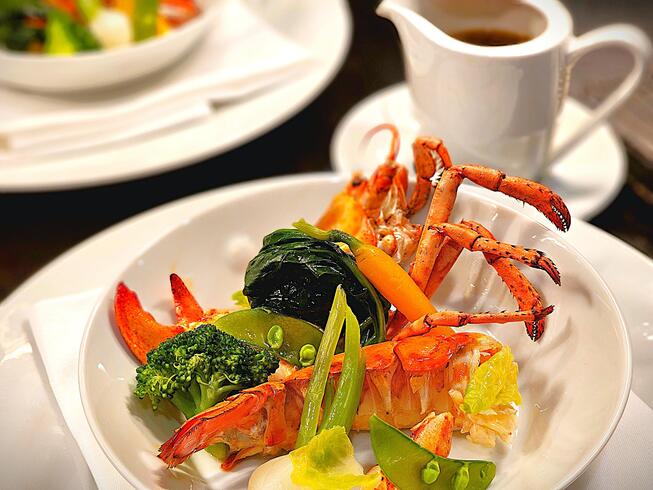 活オマール海老のロースト 
甲殻風味のクリアなコンソメ・ブイヤベース
季節野菜を添えて