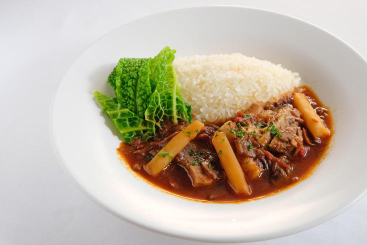 牛肉とサルシフィのトマト煮　バターライス添え