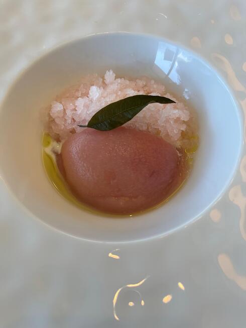 ＜季節の限定デザート＞
（＋￥660）Compote de pêche, glace et granité à la verveine
（＋￥660）季節の限定デザート
桃のコンポート　ベルベーヌ香るアイスクリームとグラニテ
