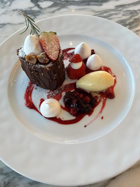 
（＋￥660）Special Dessert : Bûche de Noël à la crème 
de mascarpone et pistache, glace à la vanille
