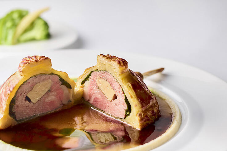 骨付き仔羊とフォアグラのパイ包み焼き