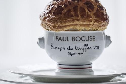 Soupe aux truffes V.G.E.
(plat créé pour l’Elysée en 1975)
Black truffle soup V.G.E. (a dish created for the President of France in 1975)