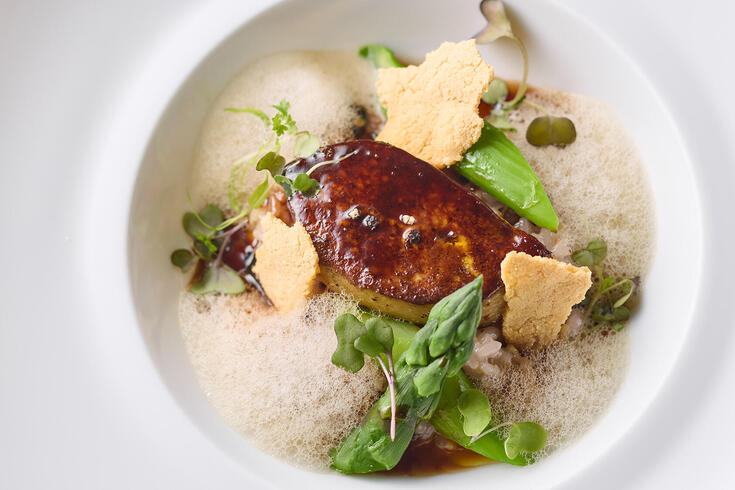 ～「季節の特別コース」をご紹介～
前菜　鴨フォアグラのポワレ　
ソースマデラとマッシュルームのエキューム