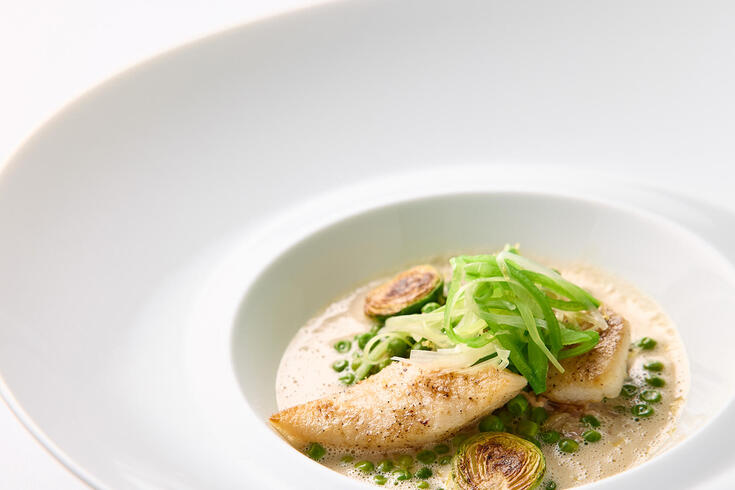 「季節の特別コース」魚料理
的鯛のロースト　軽いソース・ヴァンブラン