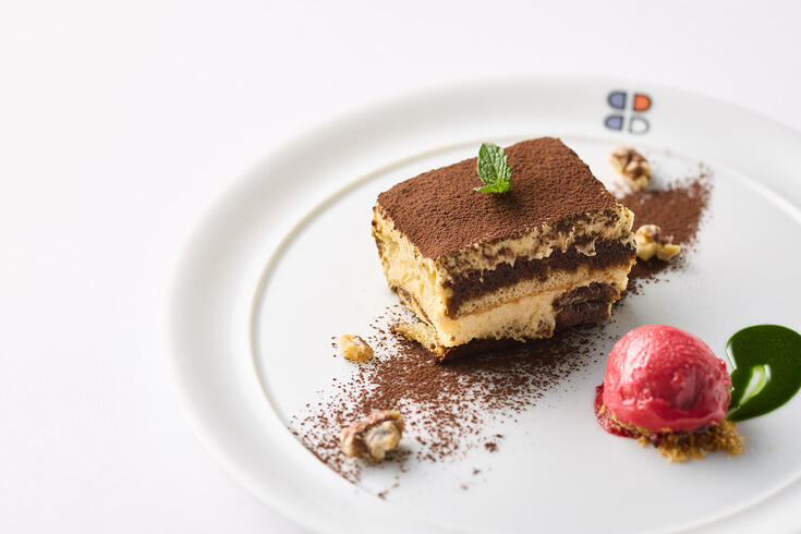 「季節の特別コース」デザート
ティラミスとフランボワーズのソルベ　
ピスタチオソース