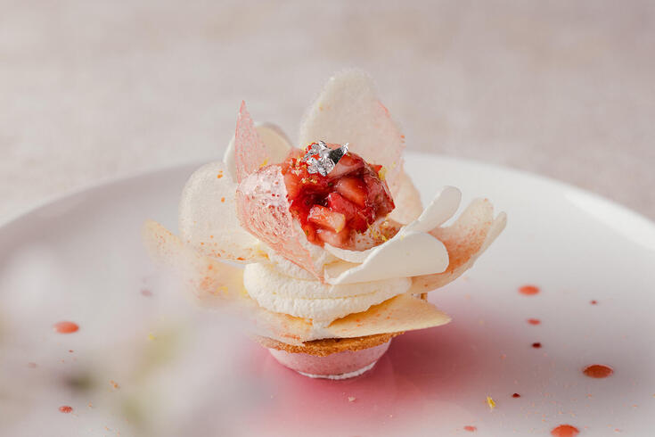 「Lunch / Dinner]
～La fleur de Sakura～
Fromage blanc, fraise et rhubarbe, gavotte et sable Breton